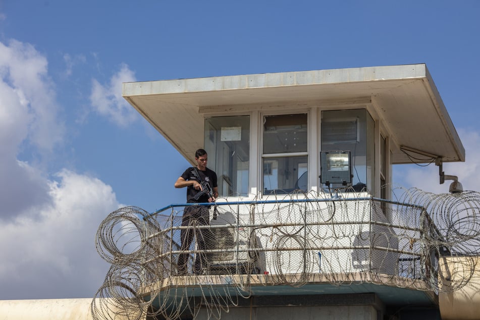 Mehr als 11.000 Palästinenser sitzen laut einer Menschenrechtsorganisation in israelischen Gefängnissen – so viele wie nie zuvor.