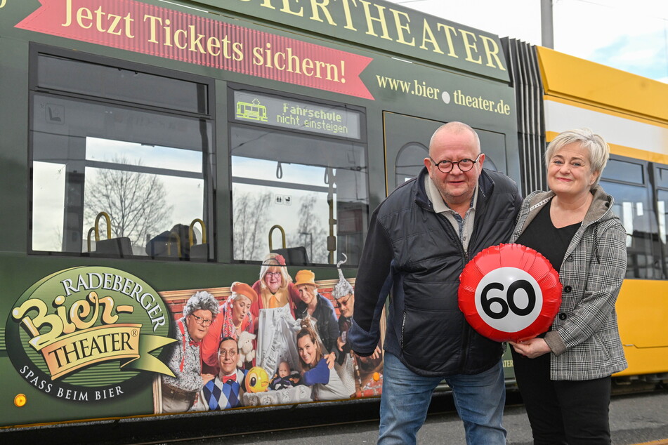 Die Biertheater-Mimen Holger Blum (58) und Gabi Köckritz (60) steigen gleich in die Straba mit Biertheater-Werbung ein.