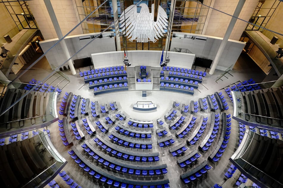 Da scheint sich im Plenarsaal des Bundestags eine Debatte um die Sitzordnung anzubahnen.