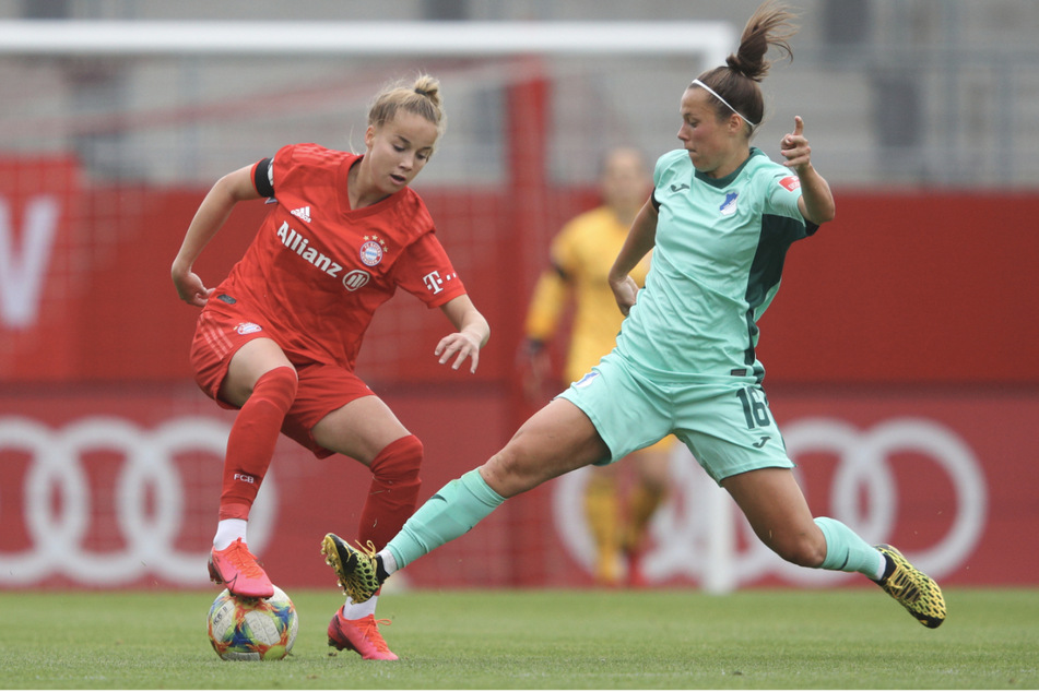 Nicole Billa (25) im Zweikampf mit Giulia Gwinn (l.) vom FC Bayern München.