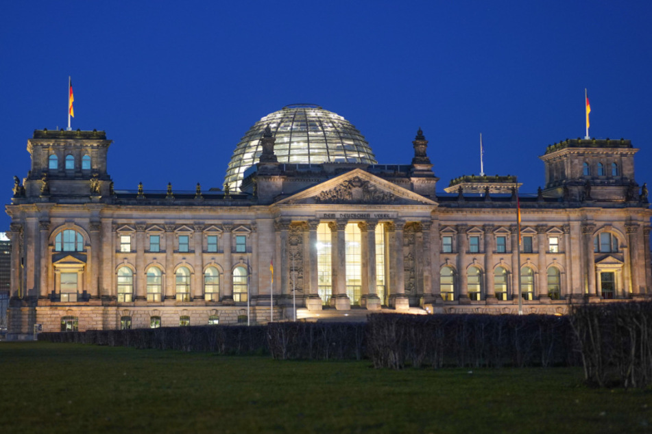 Auf dem Reichstag ist ein Brandanschlag verübt worden. (Symbolbild)