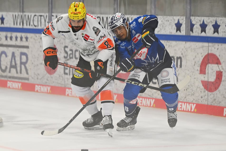Bissig, wuselig: Eislöwe Austin Ortega (r.) setzt sich hier gegen Frankfurts Nathan Burns durch.