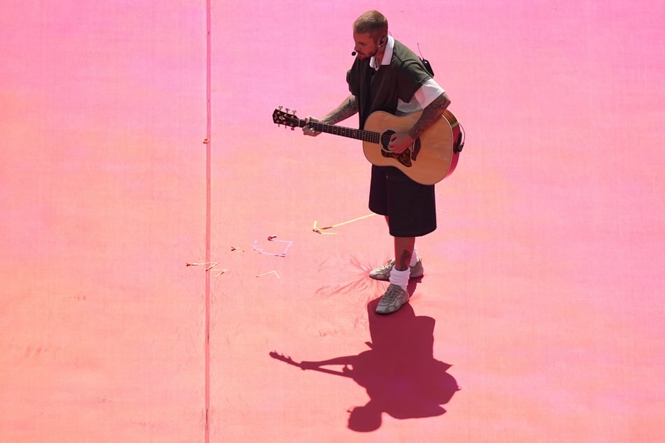 Justin Bieber (32) schlug allein mit Gitarre ruhige Töne auf der großen Bühne an.