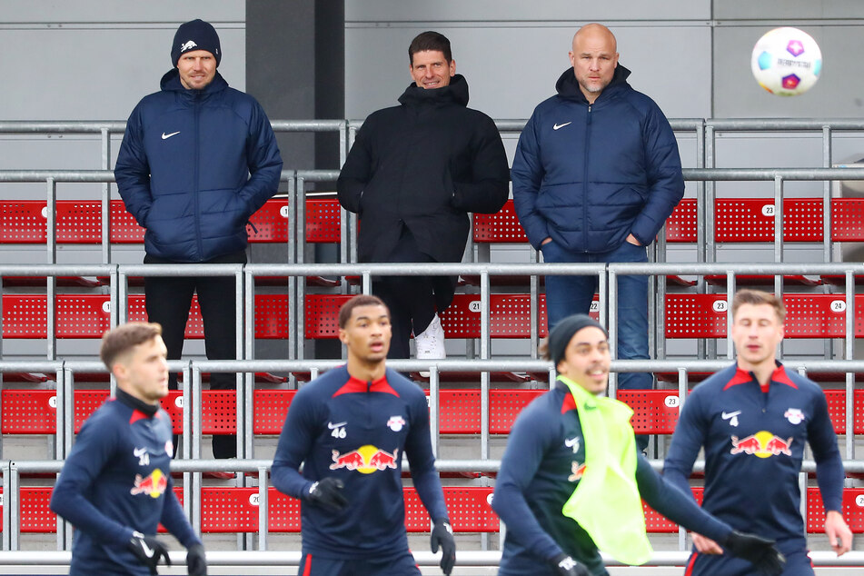 RB Leipzigs Sportdirektor Rouven Schröder (48) und Mario Gomez (38), Technischer Direktor bei Red Bull, schauten sich das Training ganz genau an.