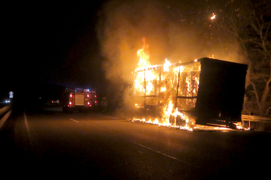 Lastwagen steht komplett in Flammen: Autobahn gesperrt