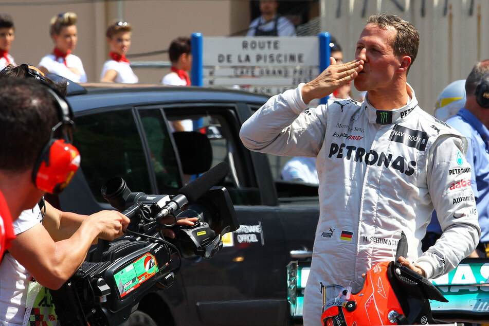 Michael Schumacher grüßt seine Fans, nachdem er in der Qualifikation zum Großen Preis von Monaco 2012 die schnellste Zeit gefahren ist.