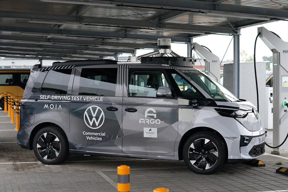 Der Prototyp ID. Buzz AD, ein autonom fahrendes Sammeltaxi, steht auf dem Gelände des Moia Hubs.