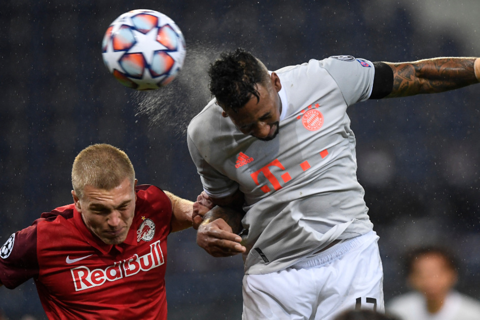 Jérôme Boateng (r.) trifft in dieser Szene per Kopf zum 3:2 für den FC Bayern.