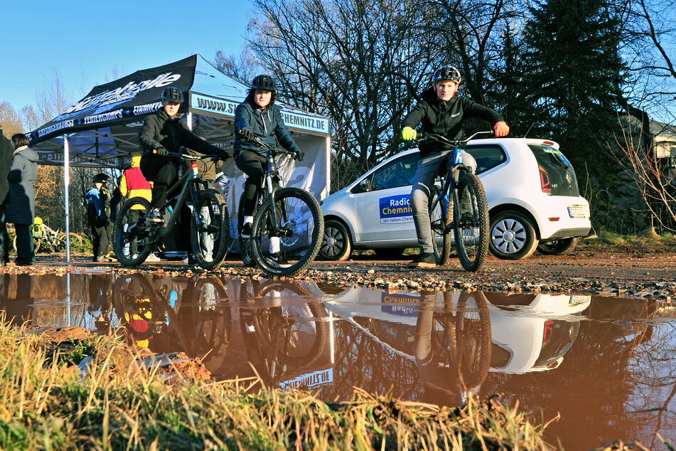 Möchten die Dirtbike-Anlage mitgestalten: Henning, Paul und Erik (alle 14, v. l.).