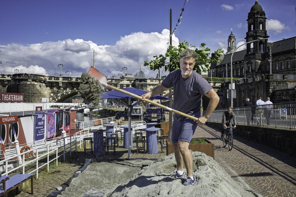 Vor dem Spiel kommt die Arbeit: Clemens Lutz (55) schaufelt den Boule-Bahn-Sand breit.