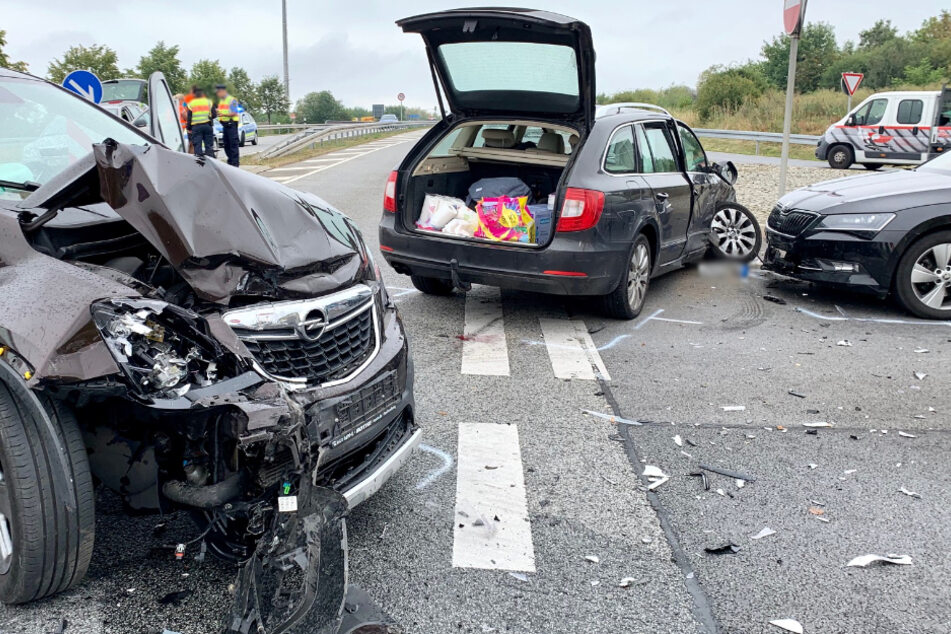 Alle drei Fahrzeuge mussten nach dem Unfall abgeschleppt werden.