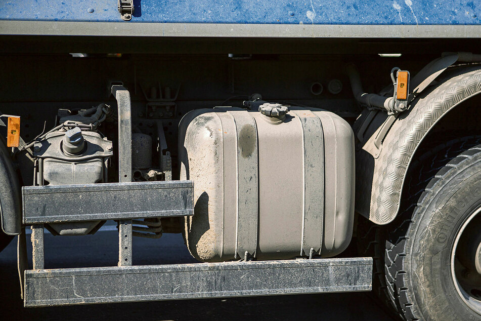 Aus solch einem Lkw-Tank pumpten die Diebe zwischen 300 und 400 Liter Diesel ab - und wurden dabei von der Polizei erwischt.