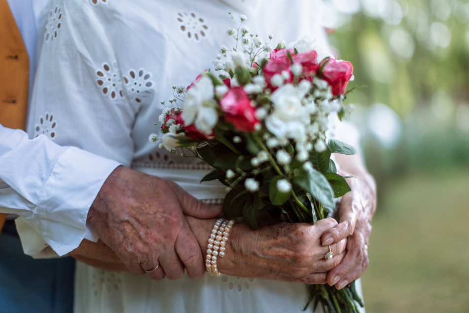 Was für ein Happy End! In Italien fanden sich zwei Rentner nach 57 Jahren auf Facebook wieder und wollen nun heiraten. (Symbolbild)