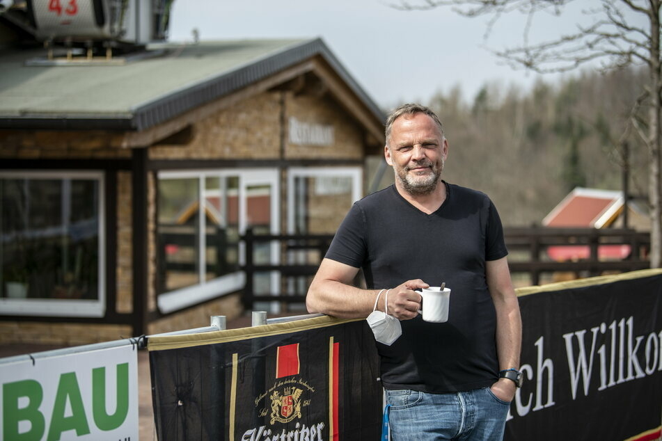 In Augustusburg hatten kurz vor Ostern am 1. April Hotels und Gaststätten für Besucher geöffnet. Bürgermeister Dirk Neubauer (50, SPD) genoss an Ostern erst einmal einen Kaffee. (Archivbild)