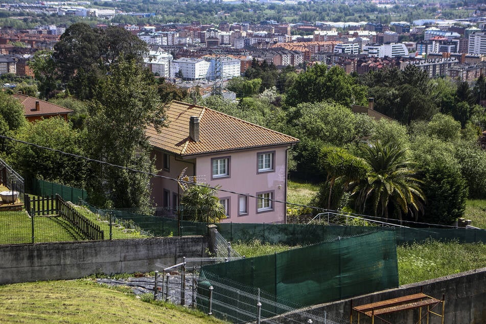 Das Haus, was am Stadtrand Oviedos steht, war mit Müll übersät gewesen. Dazwischen lebten auch schwer kranke Tiere.