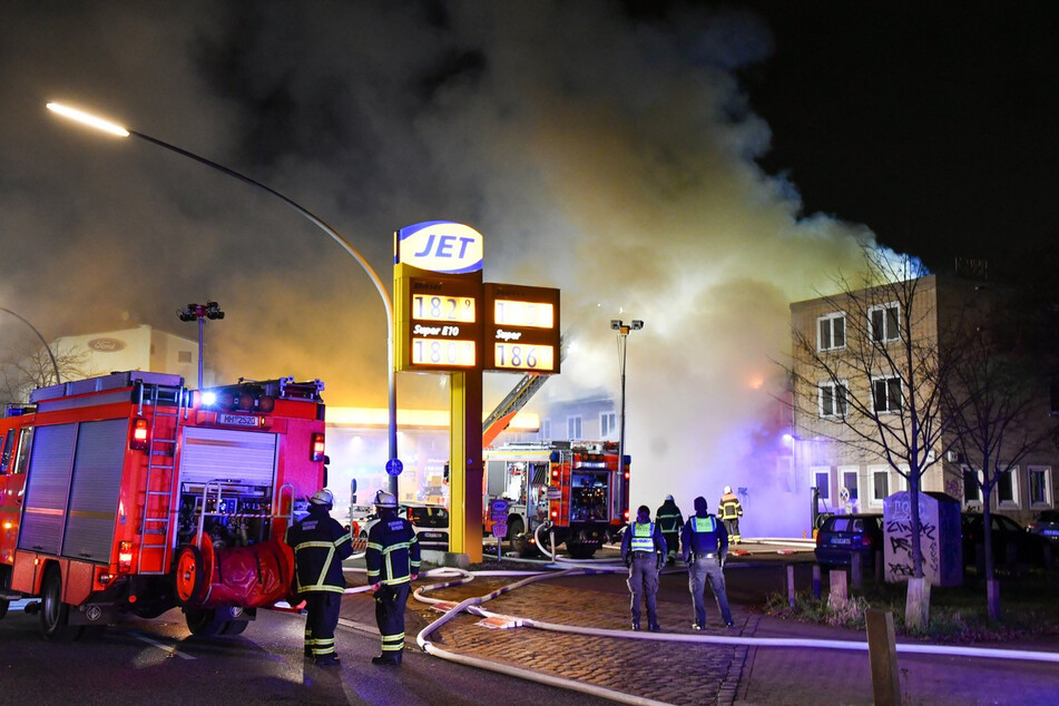 Hamburg: Bürogebäude in Flammen, benachbarte Tankstelle bei Löscharbeiten beschädigt