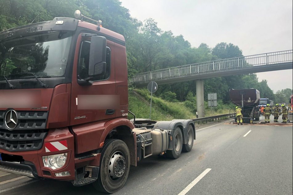 Das rote Baustellenfahrzeug krachte mit ausgefahrenen Container gegen die Brücke.