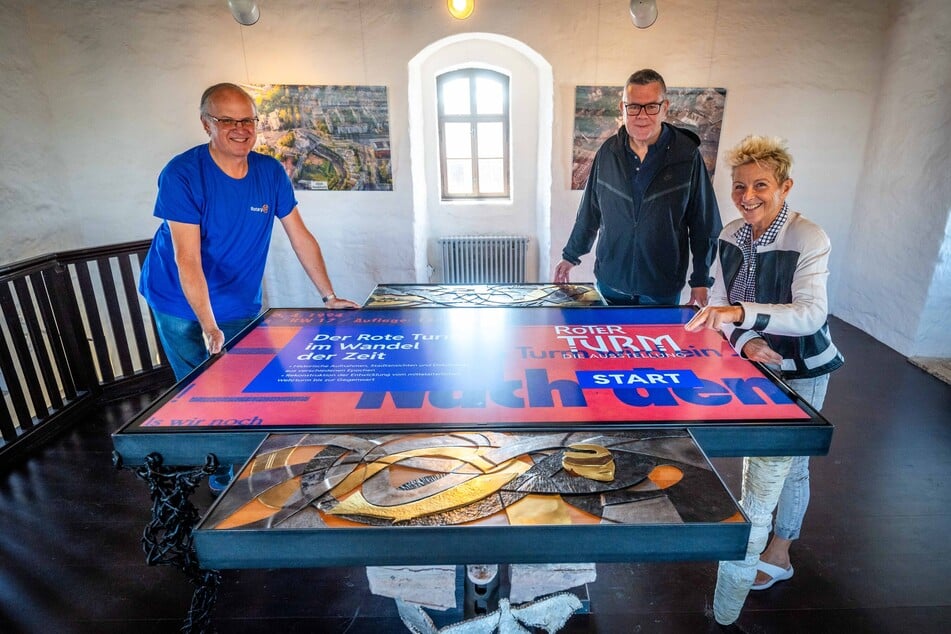 Christian Köhler (v.l.), Kay Kaden und Veronika Leonhardt vom Verein "AG Roter Turm Chemnitz" freuen sich über den Multimedia-Tisch in der Turmstube.
