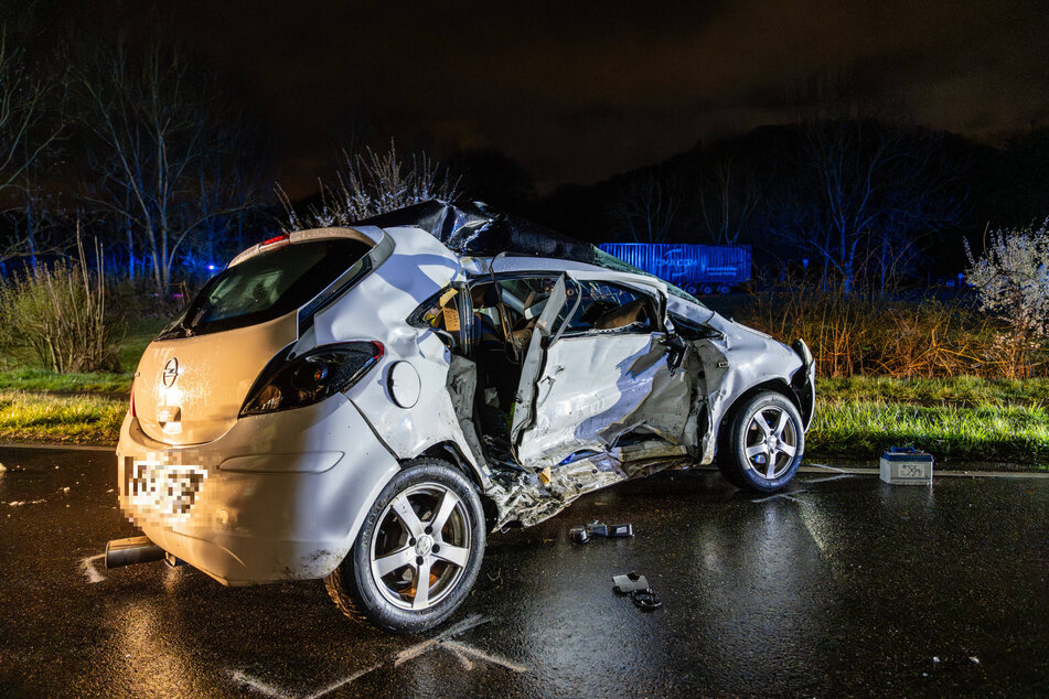 Der Opel landete nach dem Crash quer auf der Fahrbahn und wurde dort von einem heranfahrenden BMW heftig erfasst.
