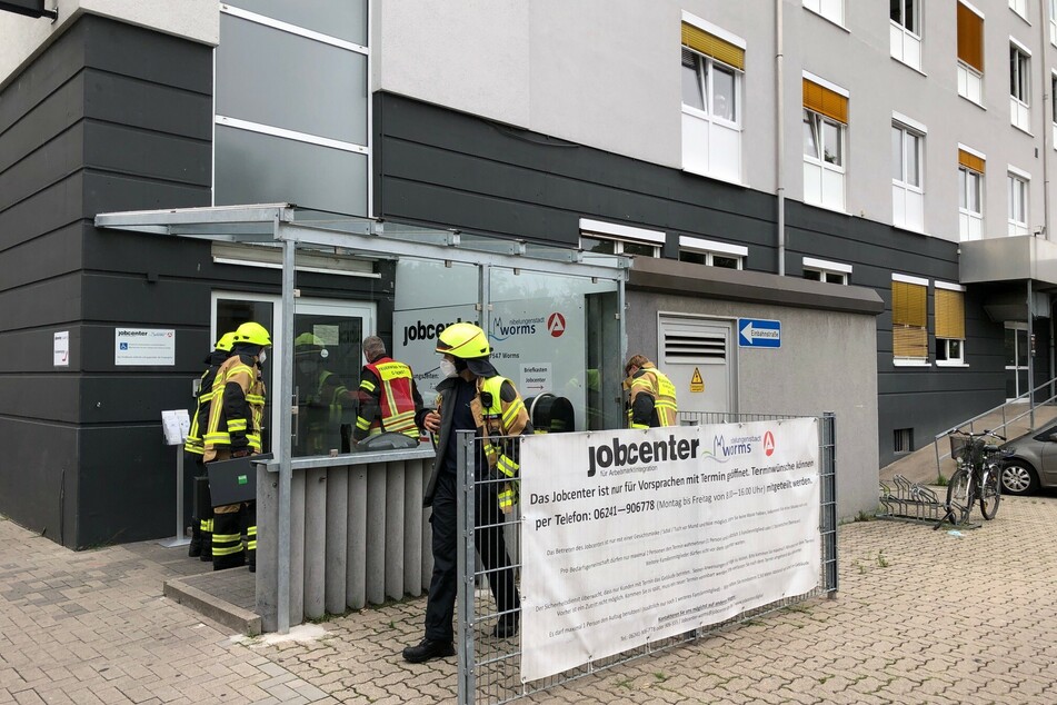 Am Mittwochmorgen vernahmen die Mitarbeiter des Jobcenters in Worms ein verdächtiges Ticken im Eingangsbereich und riefen daraufhin die Polizei.