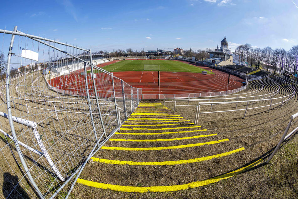 Jetzt sind in den Kurven des Heinz-Steyer-Stadions noch Tribünen. Was sehen die Umbau-Pläne dafür vor? Diese und andere Fragen bekommen heute die Stadträte beantwortet.