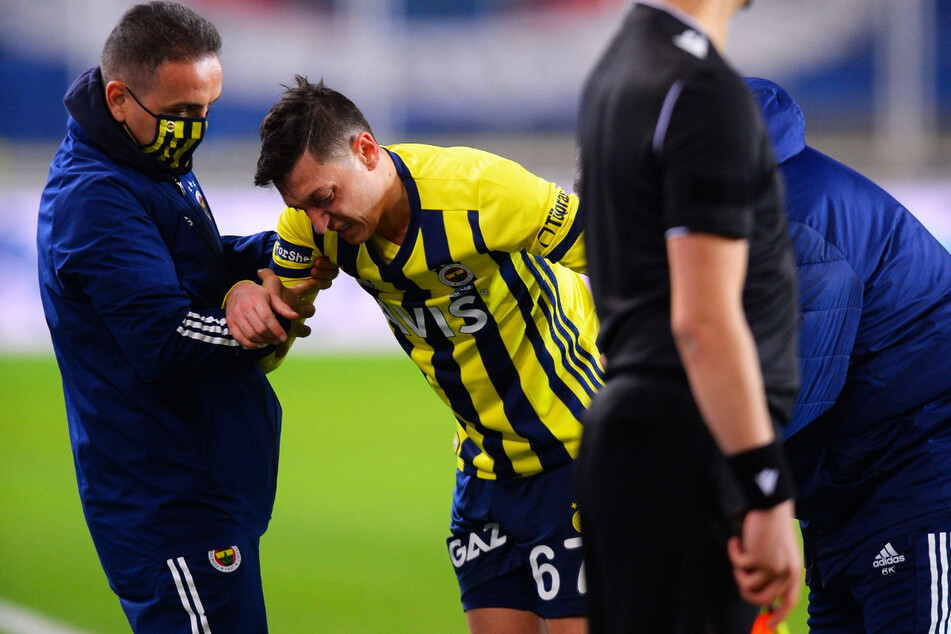 Bitter! Mesut Özil (32, 2.v.l.) musste am Donnerstagabend verletzt ausgewechselt werden. Möglicherweise hat sich der deutsche Weltmeister von 2014 schwerer verletzt.