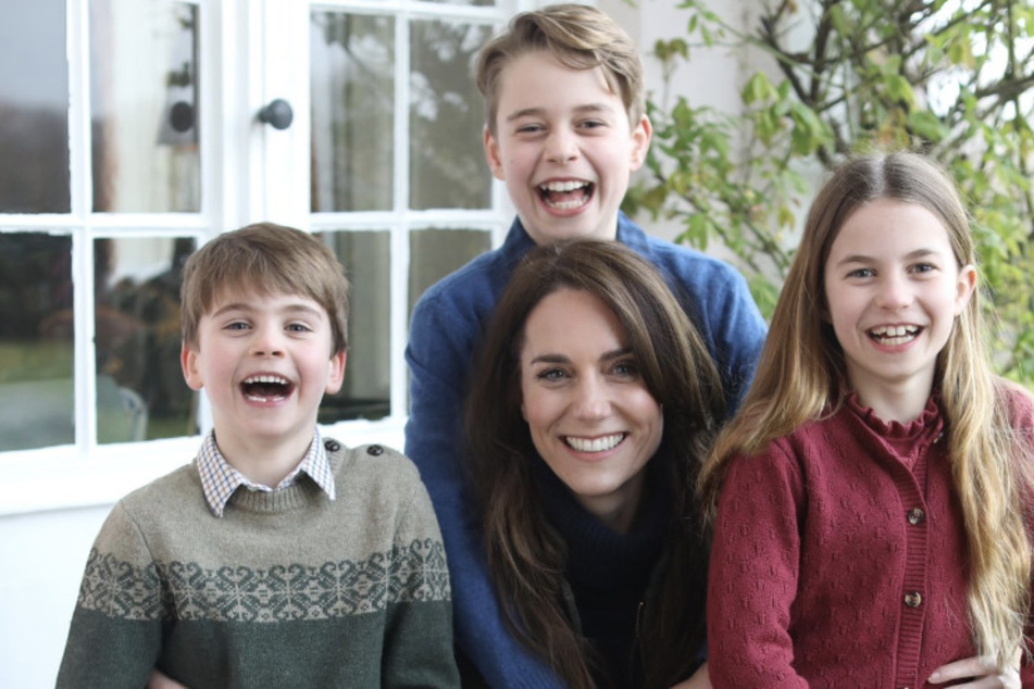 The first photos of Princess Kate (c.) since her abdominal surgery were published on X Sunday.