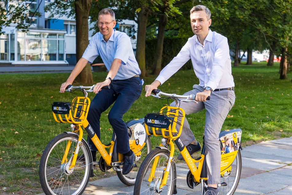 "Wollen die Erfolgsgeschichte fortschreiben": DVB-Vorstand Andreas Hemmersbach (54, l.) und Verkehrsbürgermeister Stephan Kühn (43, Grüne) fahren auf die Mobi-Bikes ab.