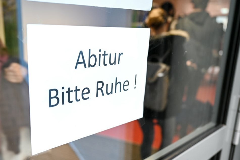 Ein Schild mit der Aufschrift "Abitur Bitte Ruhe!" hängt in einer Schule. (Archivbild)