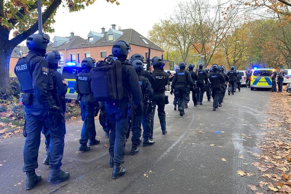 Die Polizei hatte die Kölner Gesamtschule mit zahlreichen schwer bewaffneten Kräften durchsucht.