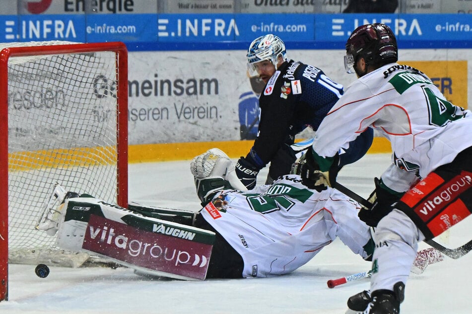 Niklas Postel (h.) schob hier die Scheibe durch die Beine von Starbulls Goalie Oskar Autio.