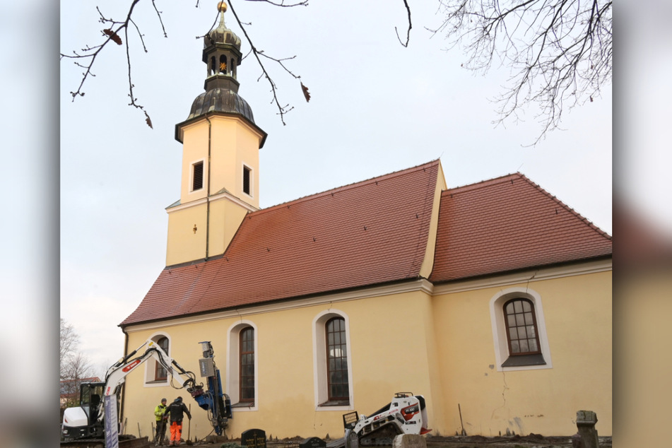 Die Kirche von Güldengossa bei Großpösna wird notsaniert: Das Mauerwerk zeigt große Risse...