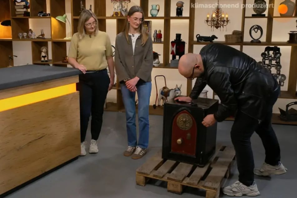 ZDF-Experte Sven Deutschmanek (49) hatte so seine liebe Müh' und Not, den Tresor überhaupt zu öffnen.