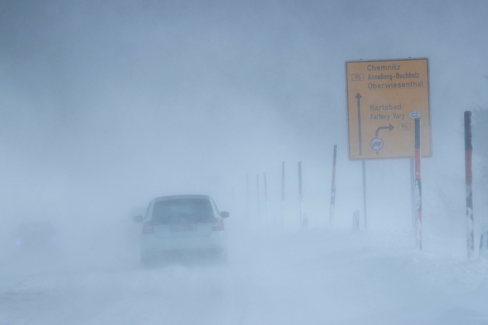 Zu dem Sturm kommt oberhalb von 800 Metern auch noch Schnee dazu. (Archivbild)