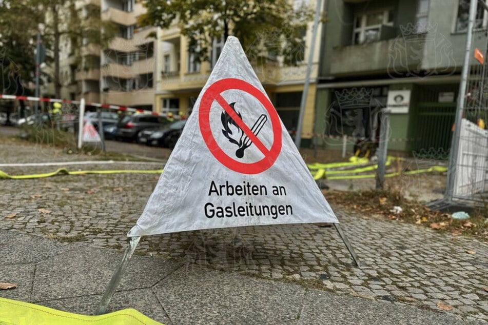 Die Feuerwehr hat am Sonntag drei Wohnhäuser in der Waitzstraße wegen eines Gaslecks geräumt.