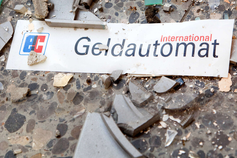 Geldautomat in Erftstadt gesprengt: Täter hinterlassen Trümmerfeld