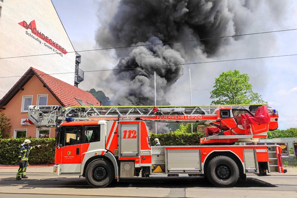 Leipzig: Rauchsäule kilometerweit zu sehen: Großbrand in Leipzig-Großzschocher