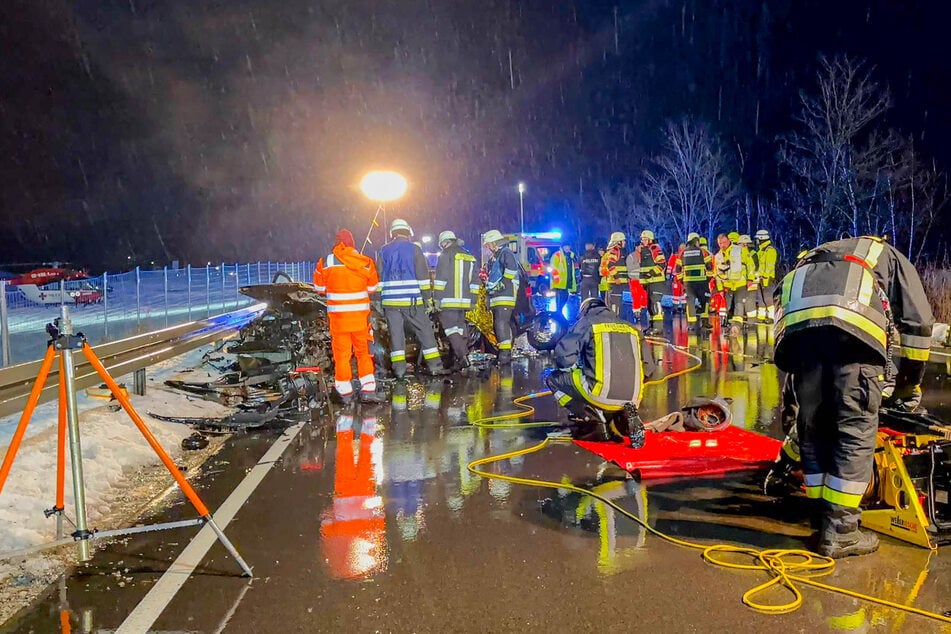Horror-Unfall auf Bundesstraße: Zwei Menschen schweben in Lebensgefahr