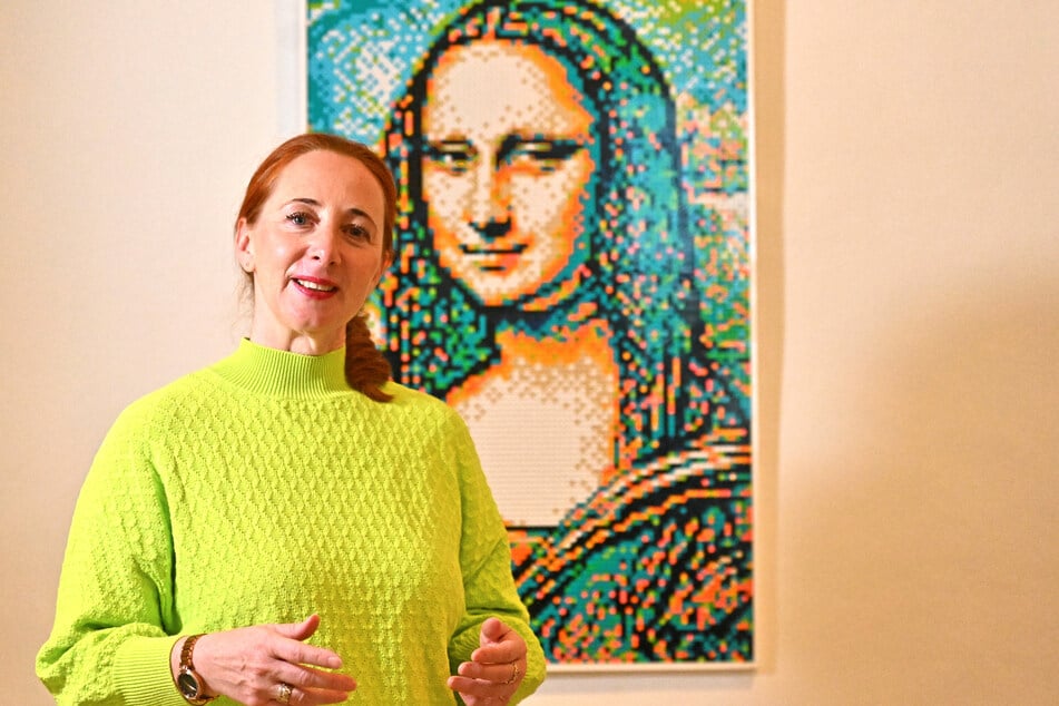 Schloss-Chefin Patrizia Meyn (48) vor der Mona Lisa aus LEGO-Steinen.