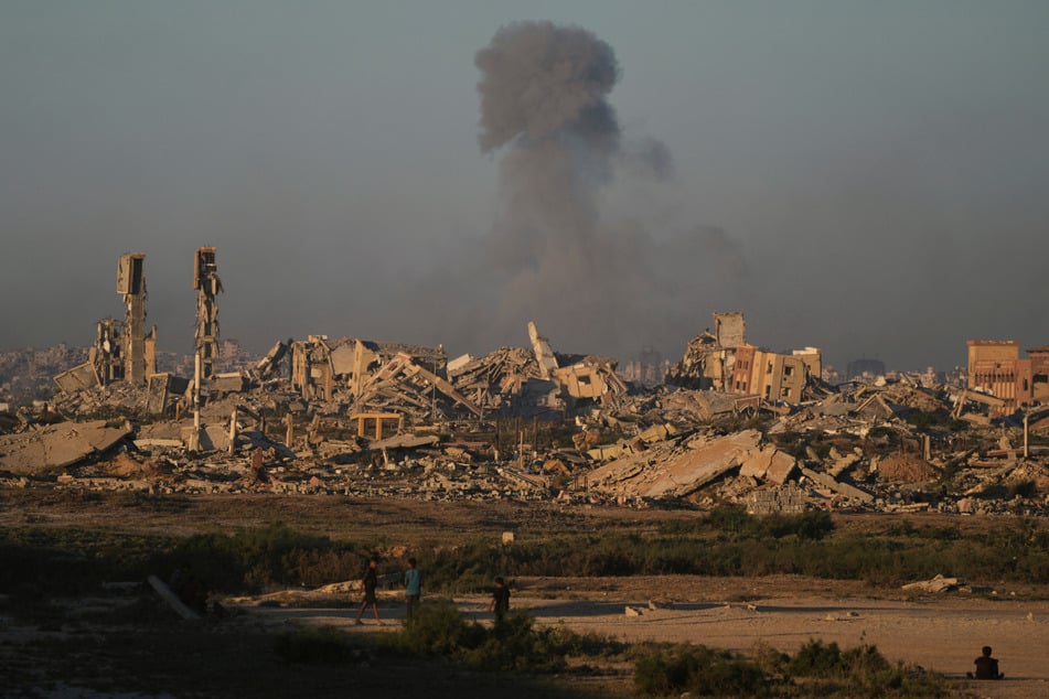 Im Gazastreifen hat es bei israelischen Angriffen palästinensischen Angaben zufolge erneut viele Todesopfer gegeben.