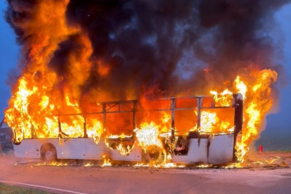 Der Schulbus stand plötzlich in Vollbrand.