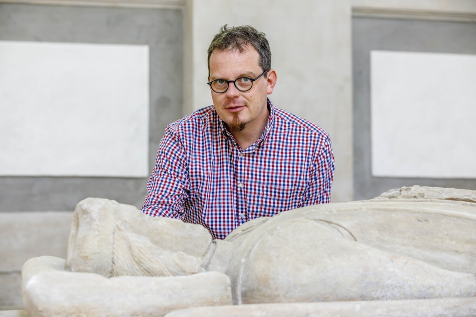 Museologe Peter Dänhardt (42) an einer der vier erhaltenen Grabplatten.