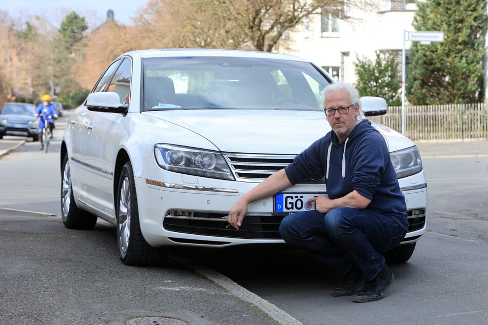 Lehrer Friedrich Ach zog für vier Wochen um, damit er sein Auto bei den Behörden schneller anmelden konnte.