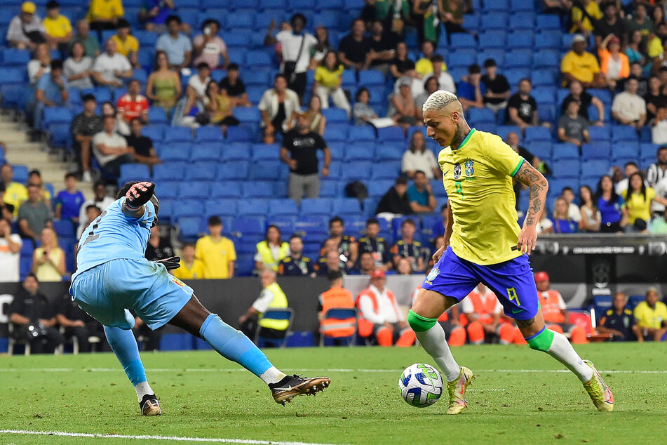 Nach dem Freundschaftsspiel gegen Guinea äußerte sich Brasiliens Nationalspieler Richarlison (26, r.) über die Trainersituation.