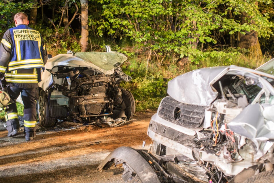 Bei einem Unfall in Todesfelde wurden drei Personen am Donnerstagabend teils lebensgefährlich verletzt.