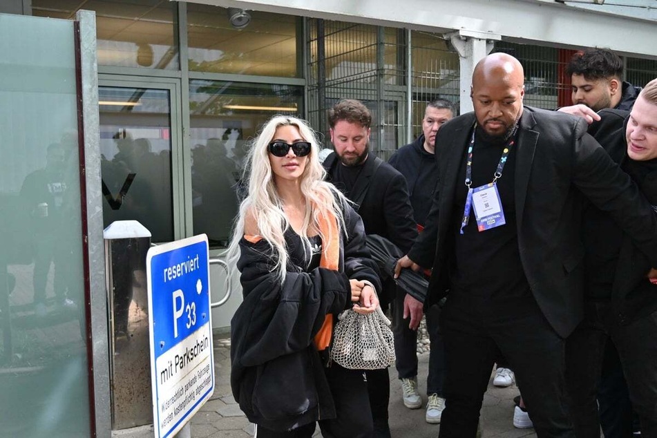 Am Dienstag landete Kim Kardashian (43) mit ihrer Entourage am Hamburger Flughafen.