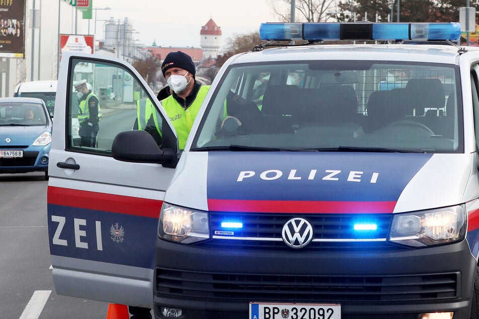 Panik, weil Polizei an die Tür klopft: Mann schießt aus Versehen auf Stieftochter