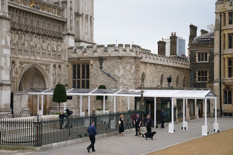 Vor der Westminster Abbey werden letzte Vorbereitungen für die Krönung von König Charles III. (74) getroffen.