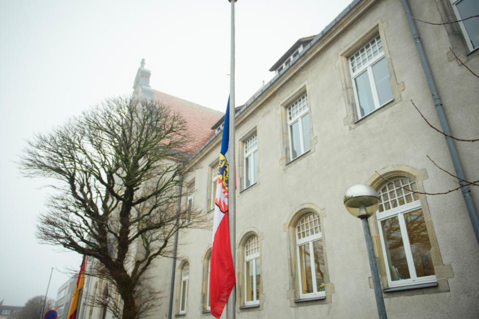 Die Landesflagge Schleswig-Holsteins ist vor dem Amtsgericht Itzehoe auf halbmast zu sehen. Der Täter soll voraussichtlich am Nachmittag einem Haftrichter vorgeführt werden.