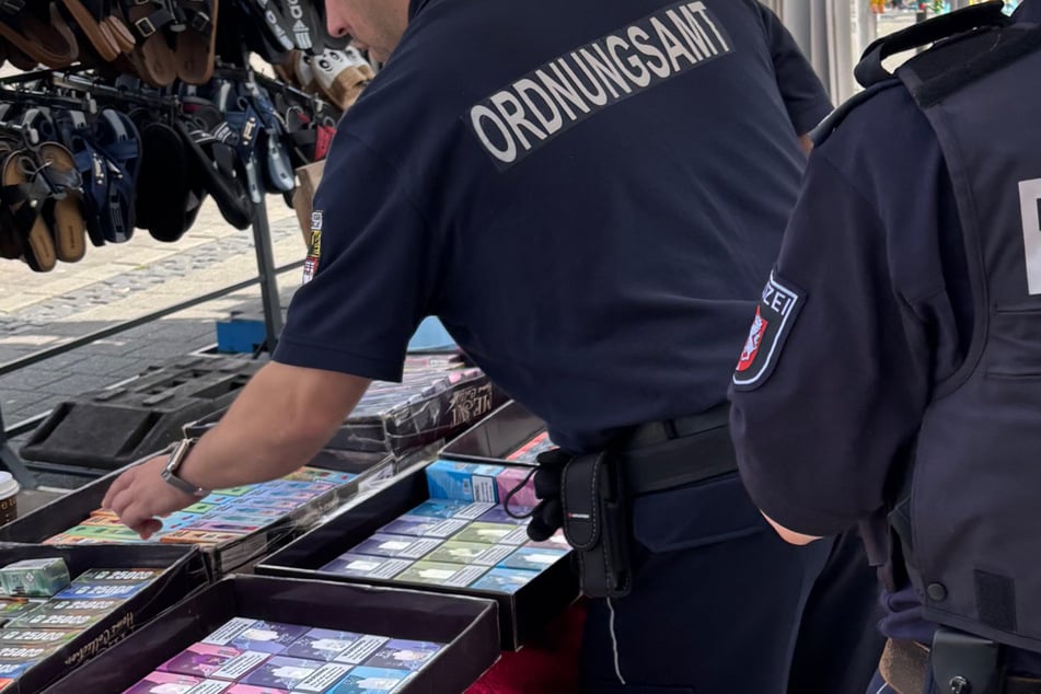 An einem Verkaufsstand im Duisburger Stadtteil Marxloh schnappten Ordnungsamt und Polizei einen 46-Jährigen, der illegale Vapes an Minderjährige verkaufte.